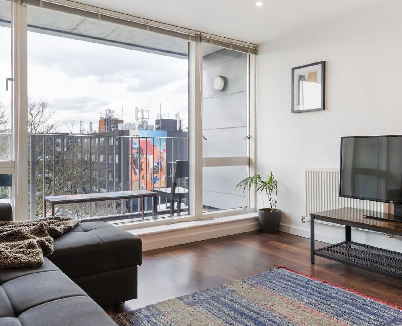 Modern & Spacious 3 Bed With Free Parking & Lift In Shoreditch, Next To Station London Apartment