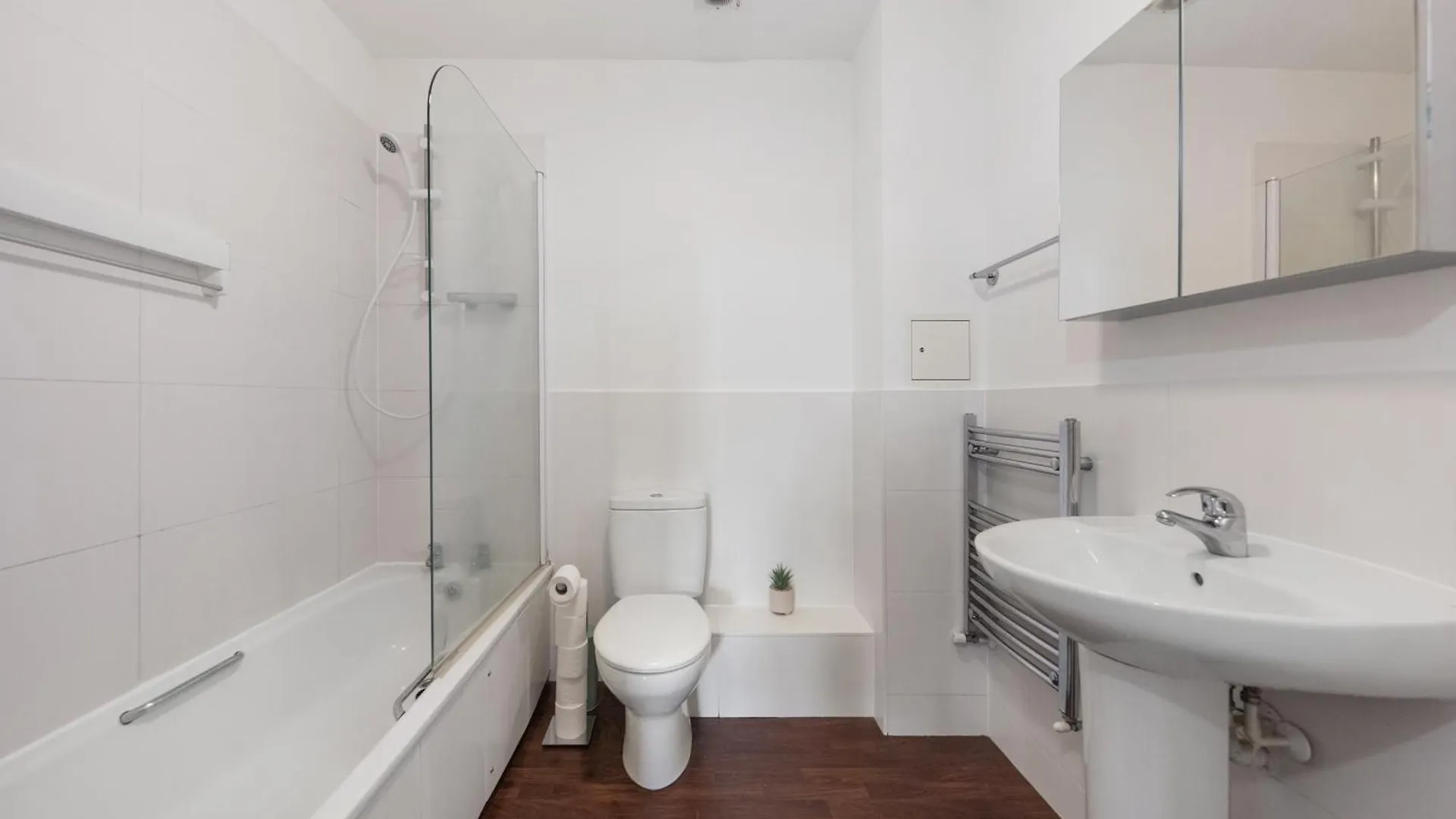 Apartment Modern & Spacious 3 Bed With Free Parking & Lift In Shoreditch, Next To Station London