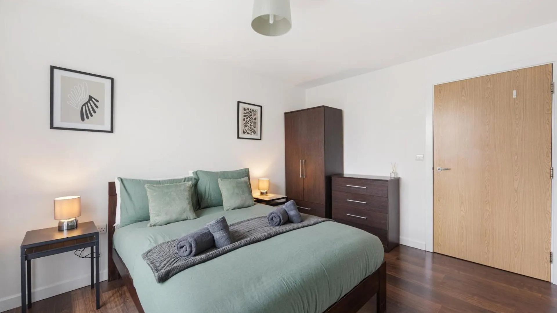 Modern & Spacious 3 Bed With Free Parking & Lift In Shoreditch, Next To Station London Apartment
