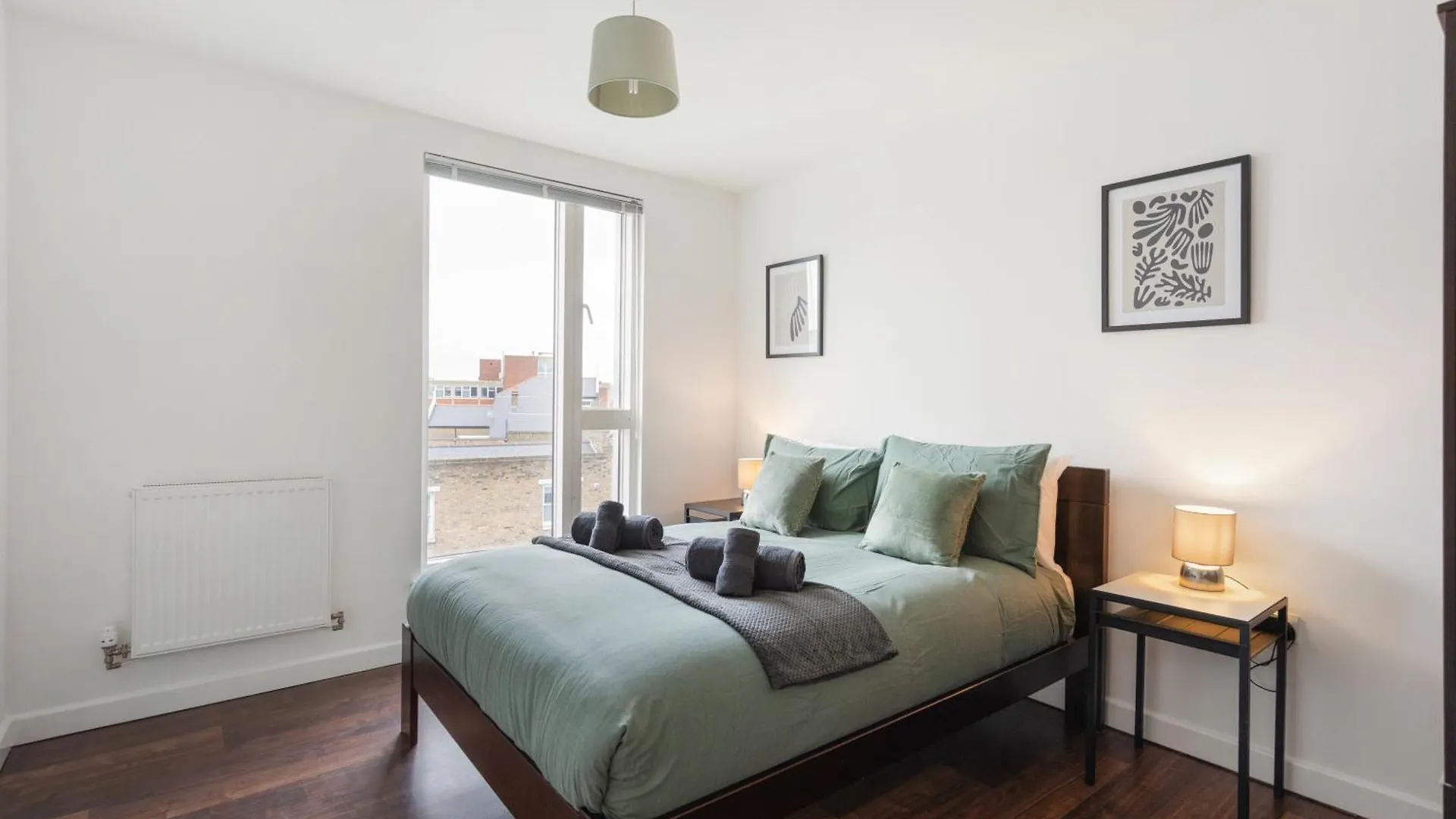 Modern & Spacious 3 Bed With Free Parking & Lift In Shoreditch, Next To Station London