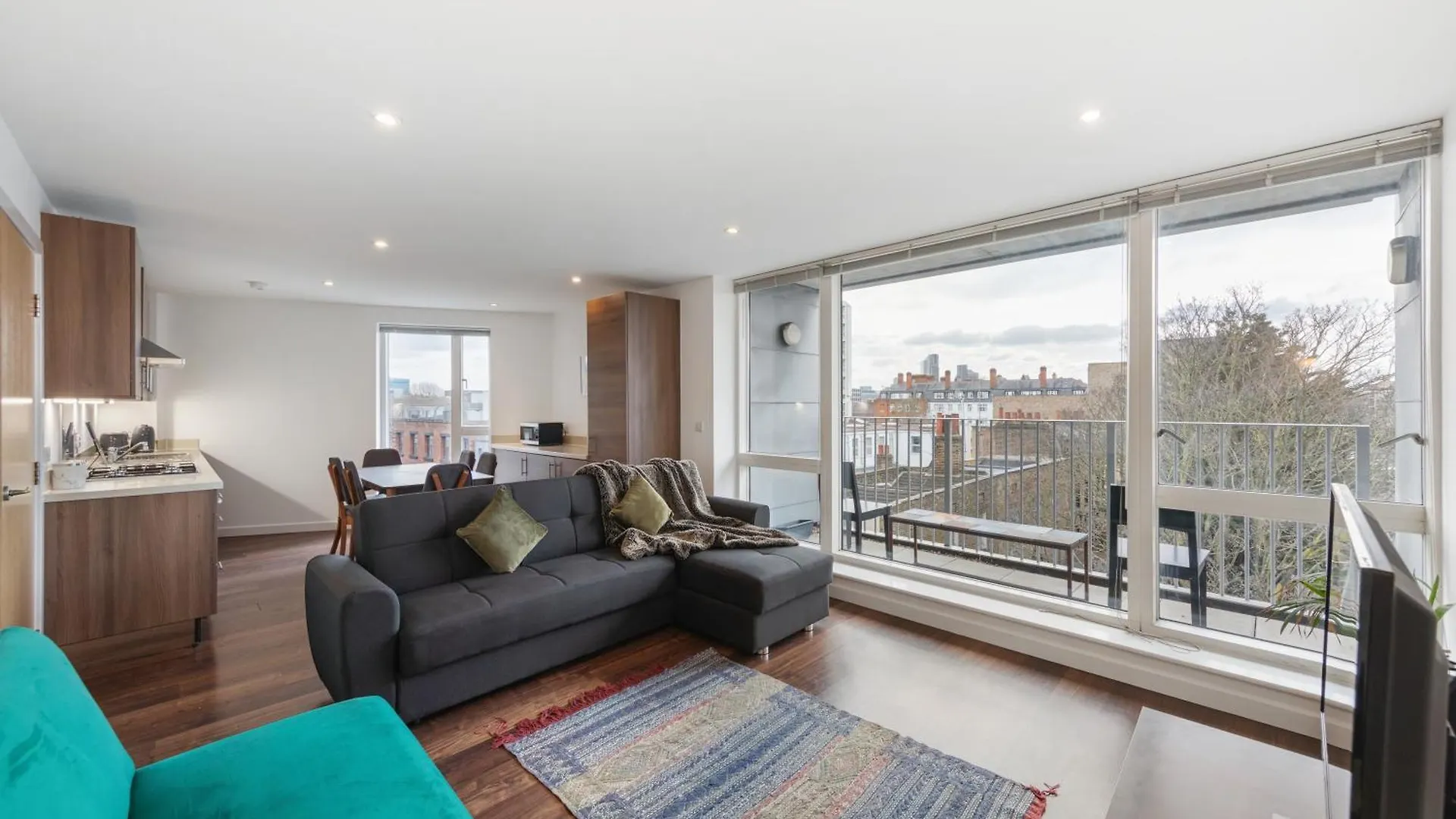 Modern & Spacious 3 Bed With Free Parking & Lift In Shoreditch, Next To Station contacts