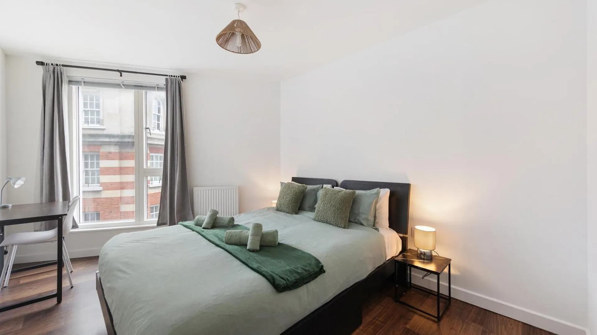 Apartment Modern & Spacious 3 Bed With Free Parking & Lift In Shoreditch, Next To Station London